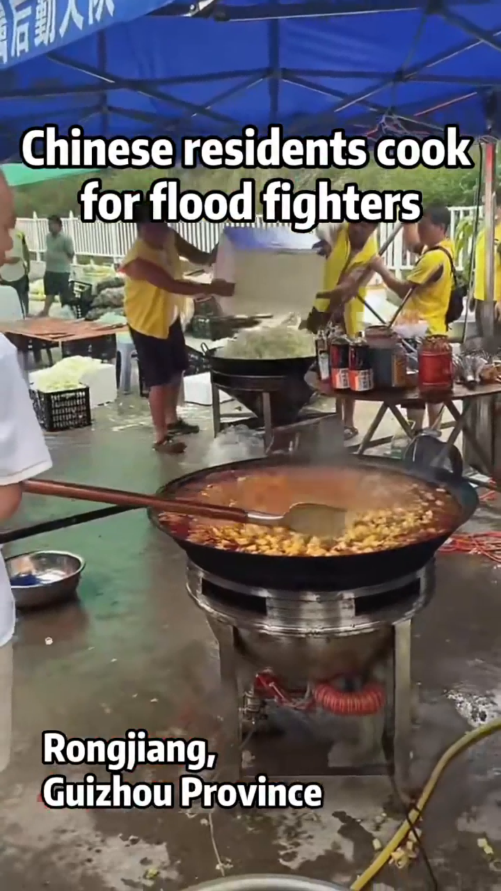 Chinese residents cook for flood fighters