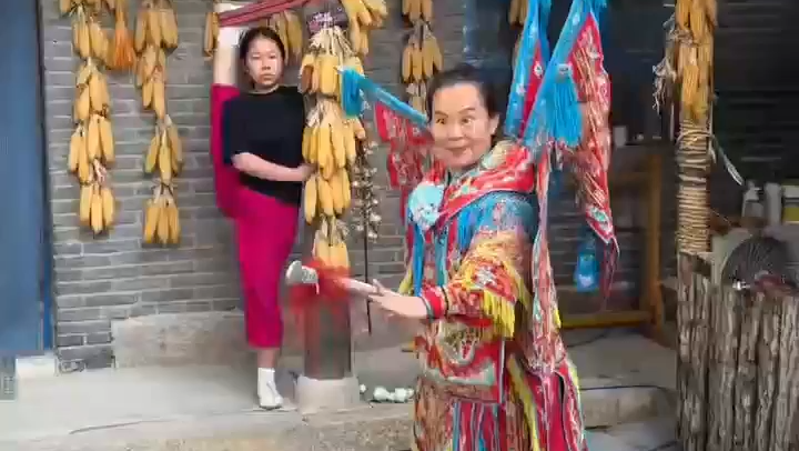 Folk artist showcases her spectacular acrobatic skills