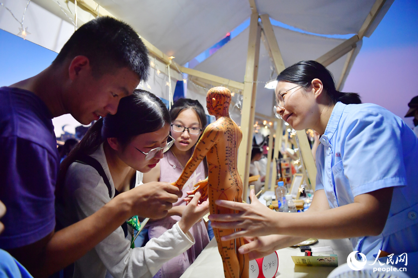 Traditional Chinese medicine-themed night fair offers immersive educational, recreational experiences in E China's Jiangxi