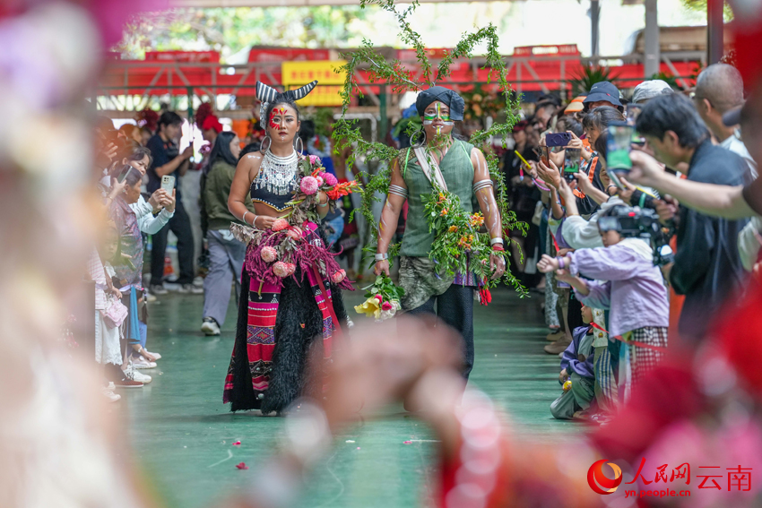 Ethnic fashion show draws enthusiastic crowds in Kunming, SW China's Yunnan