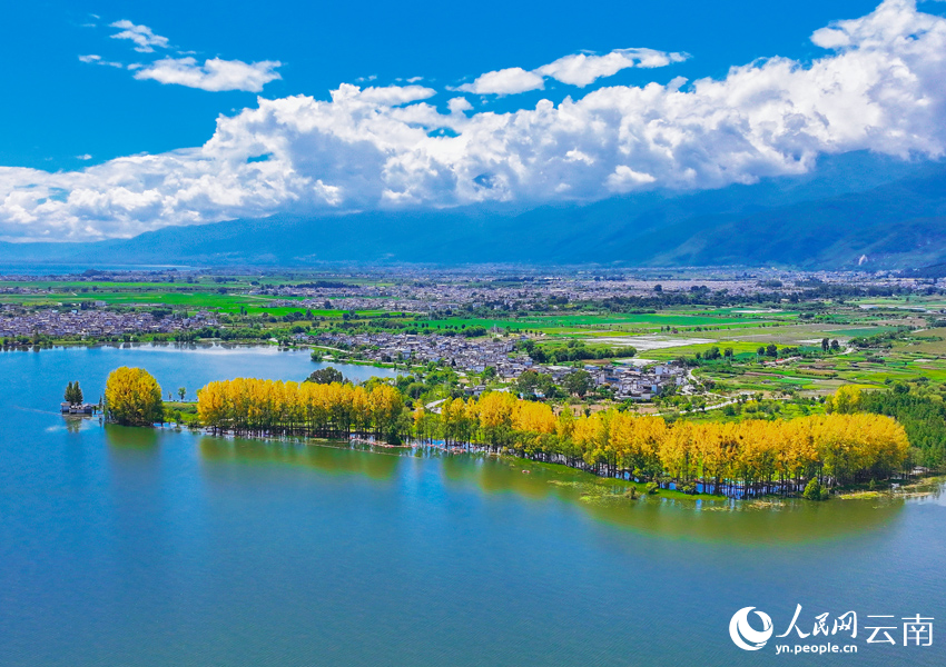 Romantic autumn scenery at Erhai Lake in Dali, SW China's Yunnan