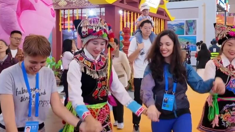Foreign visitors captivated by Yunnan's ethnic minority dances