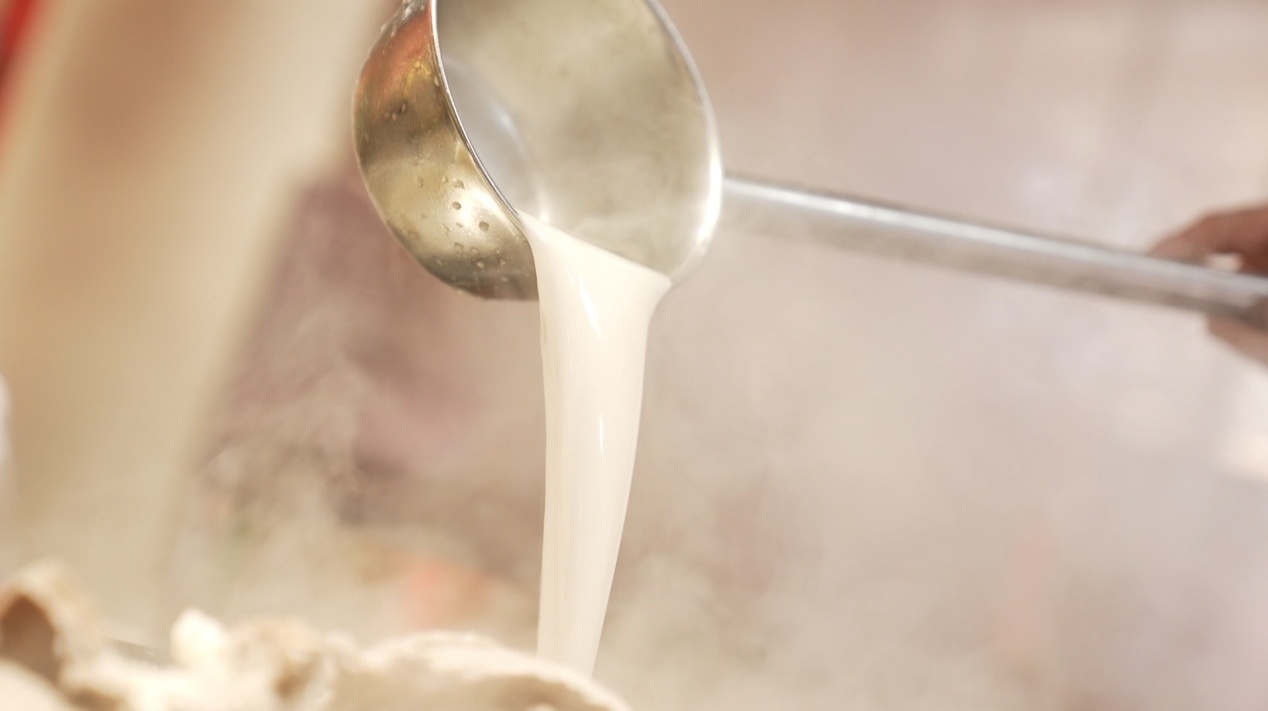 羊湯。人民網記者 蘇纓翔攝