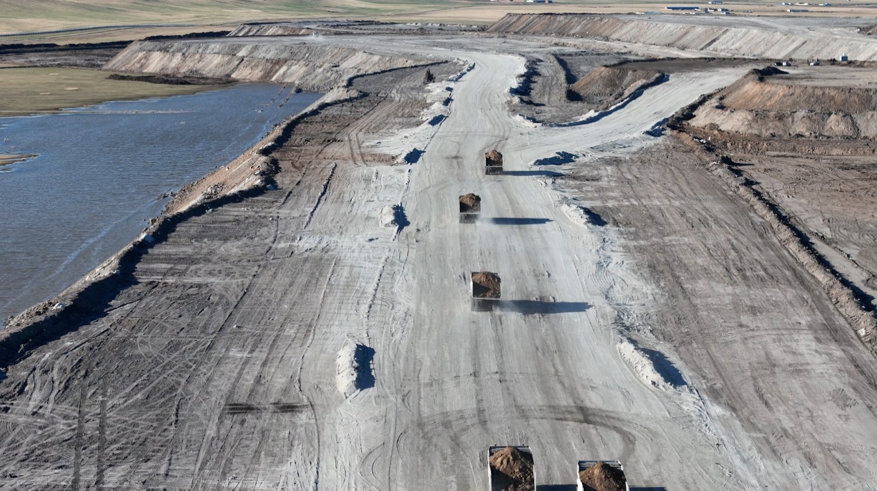 無人電動礦卡行駛在華能伊敏露天礦區。采訪單位供圖