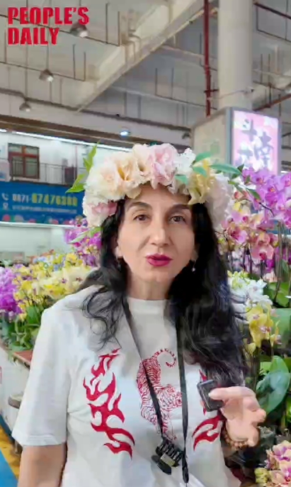Foreign journalists explore Kunming's blooming flower industry