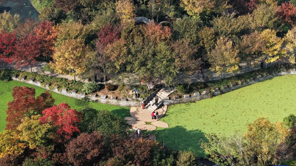 People enjoy scenery of early winter across China