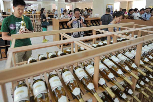 Customers pick wines at a chateau in the Ningxia Hui autonomous region. Changyu has a wide assortment of vineyards in six regions across China, including Ningxia.[provided to China Daily]