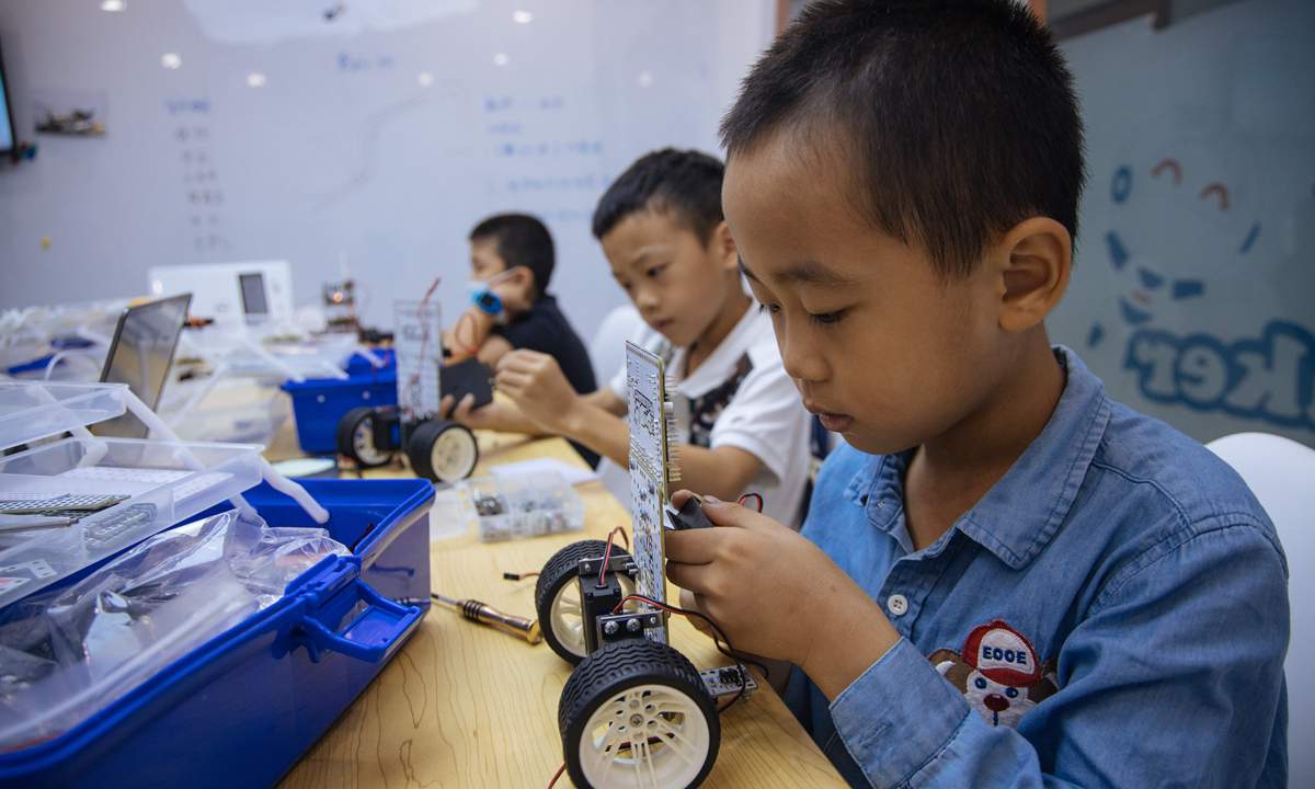 A student learns how to program in an elementary school in Beijing on Tuesday. Off-campus hobby programs, such as sports training and computer science classes, have become popular among students as China's authorities seek to cut excessive homework and after-school tutoring. Photo: Li Hao/GT
