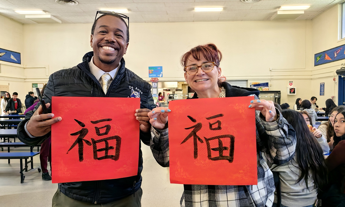 Teachers in California, the US, hold Chinese character