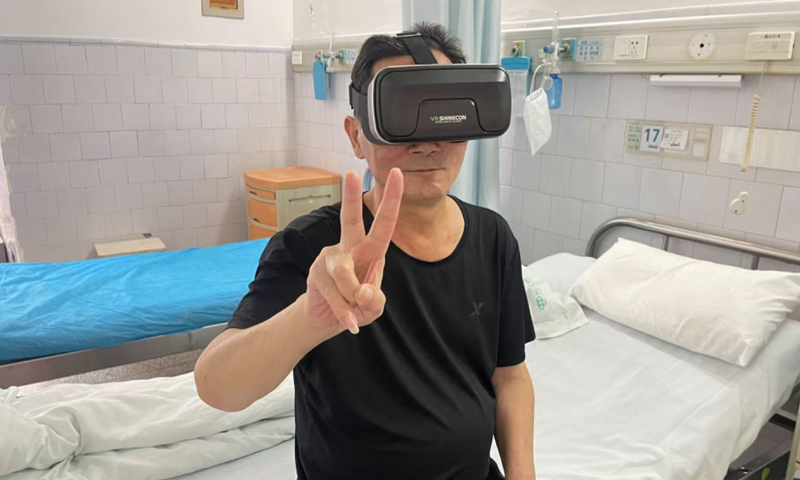 A patient with cirrhosis practices ''virtual therapy'' with a VR headset after developing typical ''ICU syndrome,'' where physical weakness exacerbates psychological distress. Photo: Courtesy of The First Hospital of Changsha