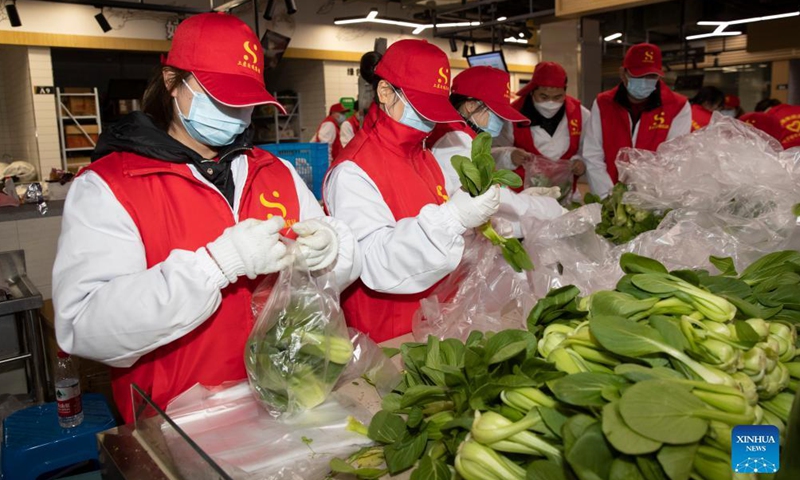 Volunteers pack daily necessities for distribution to residents in Shangyu District of Shaoxing City, east China's Zhejiang Province, Dec. 12, 2021.Photo:Xinhua