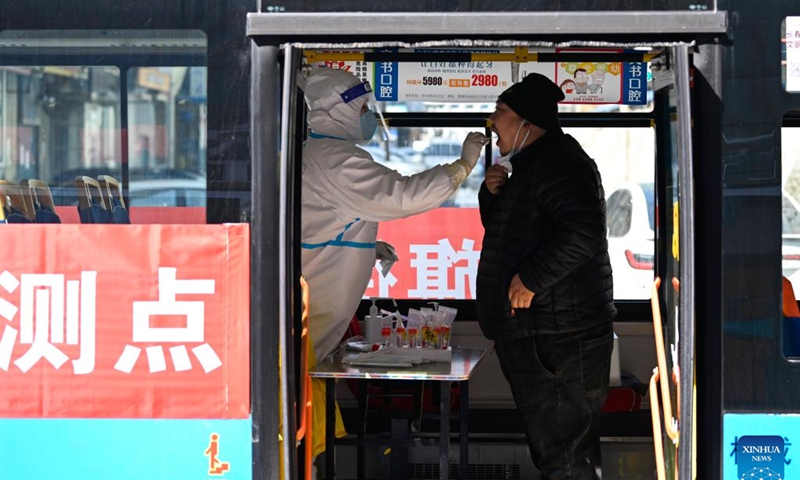 A citizen receives nucleic acid test on a bus used as a temporary testing site in Changchun, northeast China's Jilin Province, March 20, 2022. Photo:Xinhua