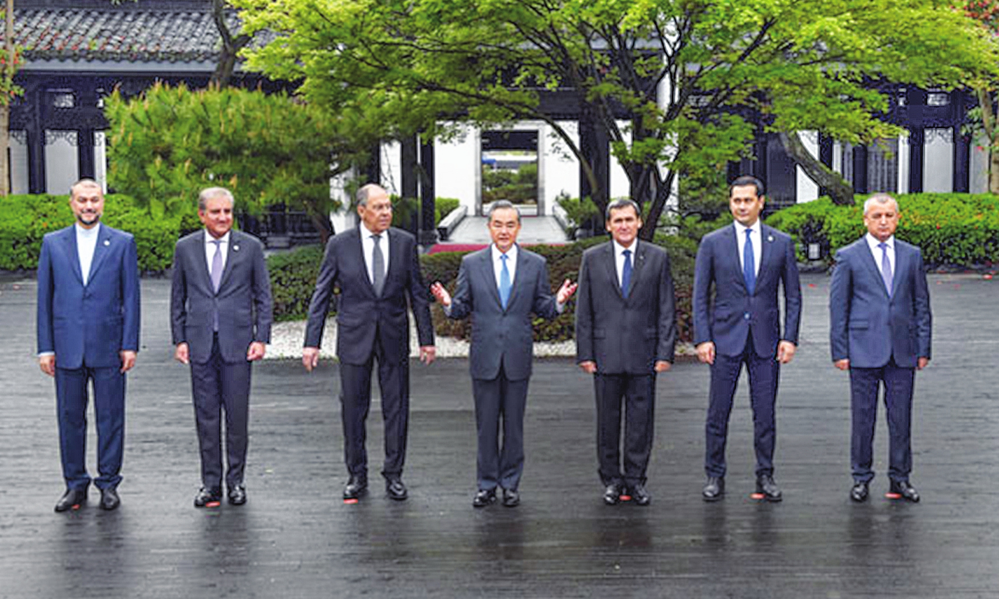 Chinese State Councilor and Foreign Minister Wang Yi (center) stands with officials from Afghanistan's neighboring countries and the Afghan Taliban as China-hosted talks on Afghanistan concluded in East China's Tunxi, Anhui Province on March 31, 2022. Photo: Chinese Foreign Ministry  