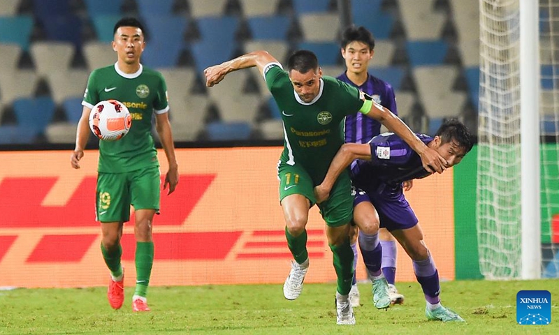 Franko Andrijasevic (2nd L) of Zhejiang FC vies with Su Yuanjie (1st R) of Tianjin Jinmen Tigers during their 2022 season Chinese Football Association Super League (CSL) match in Haikou, south China's Hainan Province, Oct. 29, 2022. Photo:Xinhua