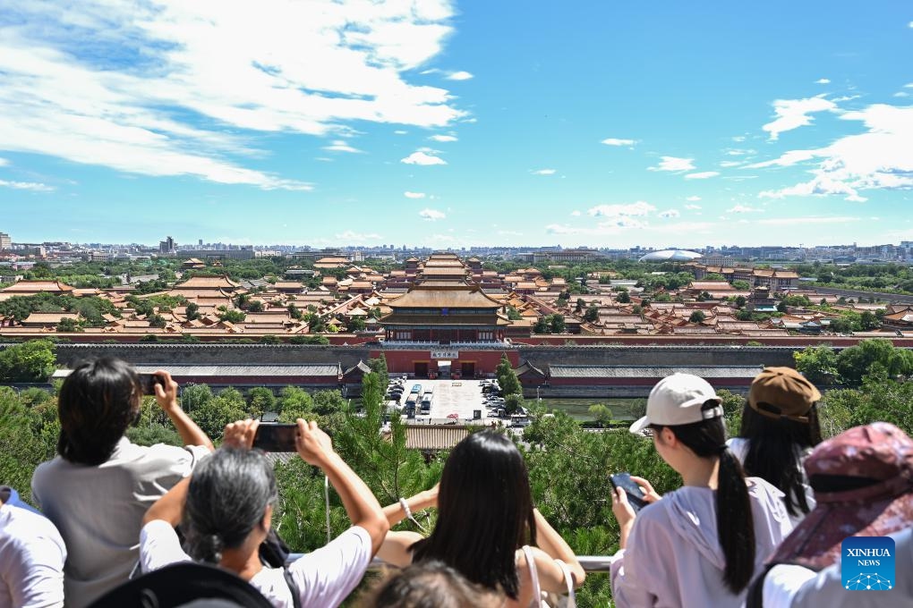 Tourists take pictures of the Palace Museum from Jingshan Park on a sunny day in Beijing, capital of China, Aug. 12, 2024. (Photo: Xinhua)