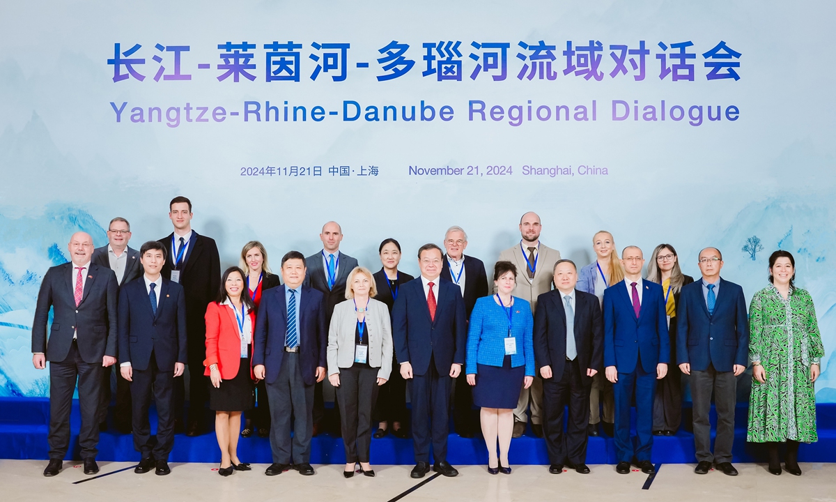 A group photo taken at the academic forum