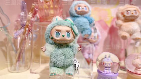 A Pop Mart store offers a Labubu hand puppet experience on June 9, 2025, in Shanghai. (Photo provided to China News Service)