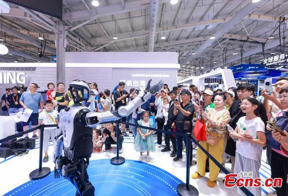 Visitors watch a robot dance performance at the 2025 China International Fair for Trade in Services in Beijing on Sept. 14, 2025.(Photo: China News Service/Jia Tianyong)