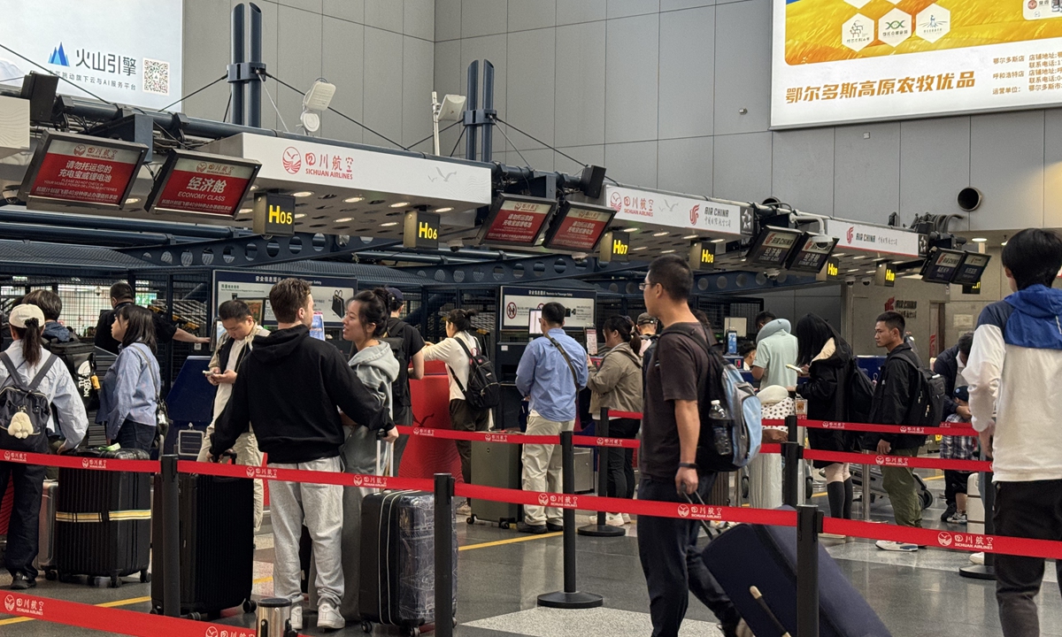 Passengers queue to check in at Beijing Capital International Airport on September 28, 2025. Photo: Tu Lei/ GT