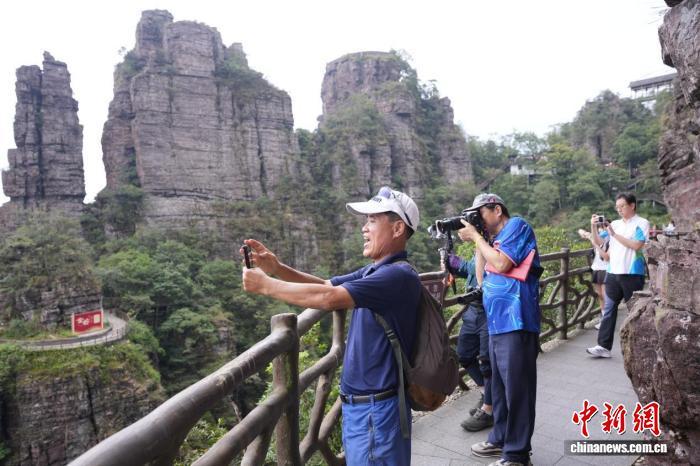 A delegation from South Korea's tourism industry takes photos of the scenery along the route in South China's Guangxi Zhuang Autonomous Region. (File photo provided to China News Network)