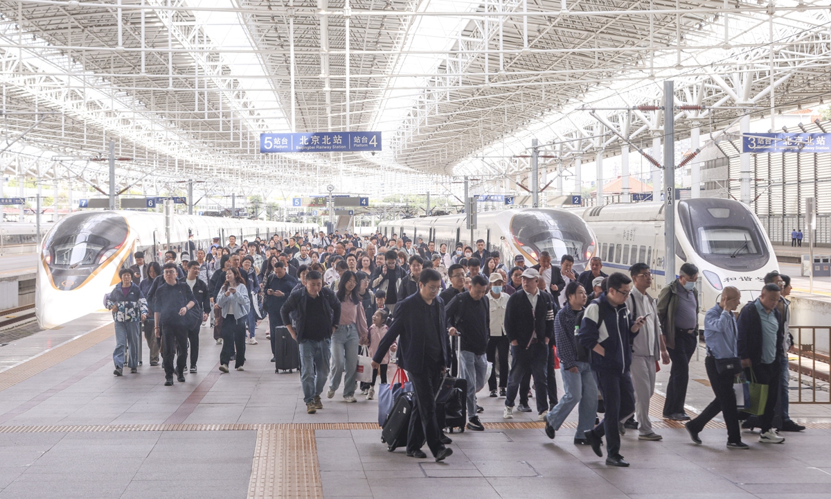 Photo shows passengers at Beijing North Railway Station on September 29, 2025. China's railways are projected to transport an estimated 219 million passengers during the combined 2025 National Day and Mid-Autumn Festival holiday travel period, which will run for 12 days from September 29 to October 10. Photo: IC