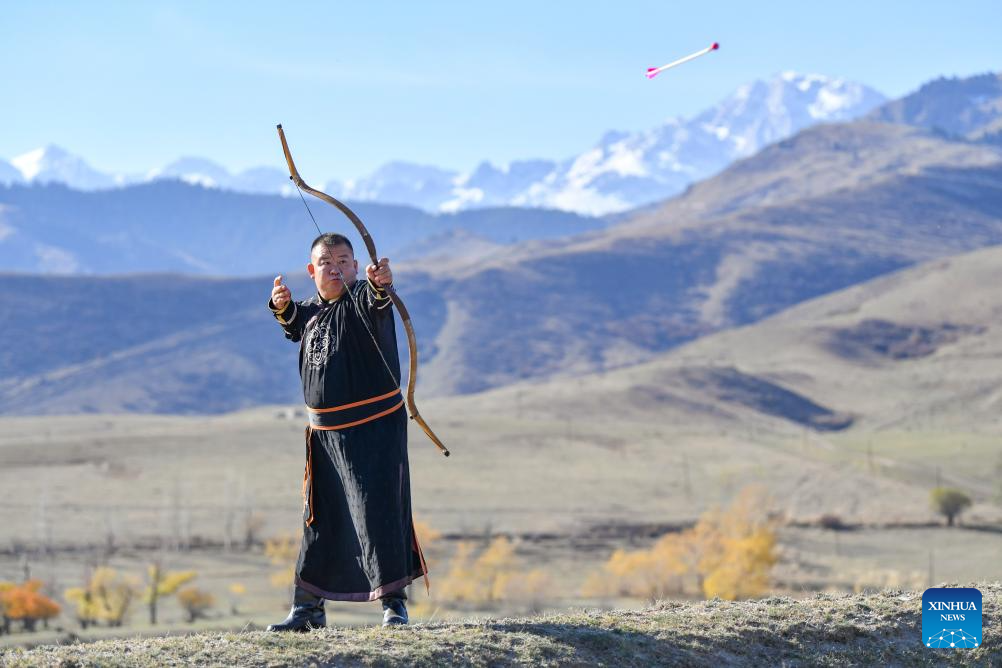 "Champion coach" teaches archery in Qapqal Xibe Autonomous County, China's Xinjiang