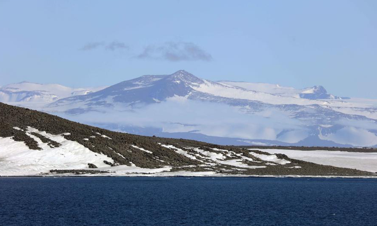 This photo taken on December 25, 2024 shows a view of the mountains near China's Qinling Station in Antarctica. Photo: Xinhua