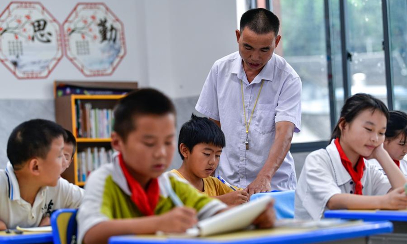 Ren Dabing instructs students at Molao Youyi Primary School in Biancheng Town of Huayuan County, central China's Hunan Province, Sept. 9, 2025. (Photo: Xinhua)